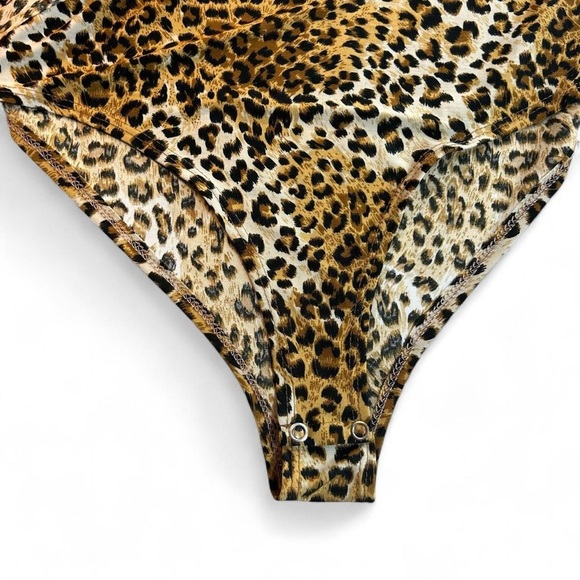 Leopard Print Bodysuit Med |  Off Shoulder  | Bell Sleeve 🐆 Total Y2K vibes! - Picture 5 of 8